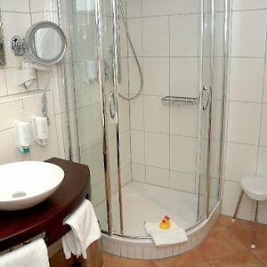 Standard Zimmer mit Kingsize-Bett